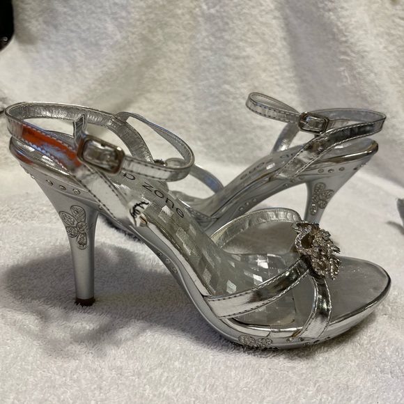 Silver Heels, size 6 - Picture 11 of 12